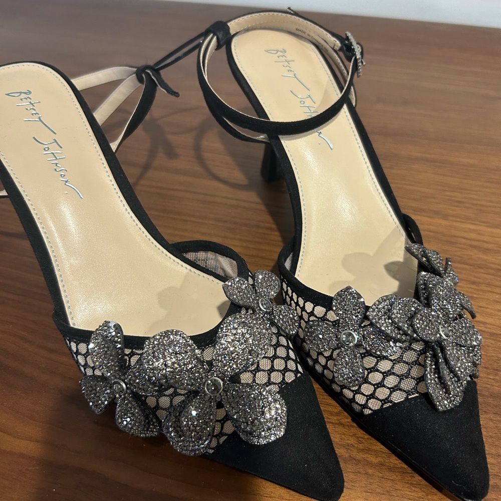 Betsey Johnson Women's Sofya Pump Size 8.5